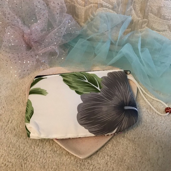 St. Martin Wristlet. - Picture 4 of 5